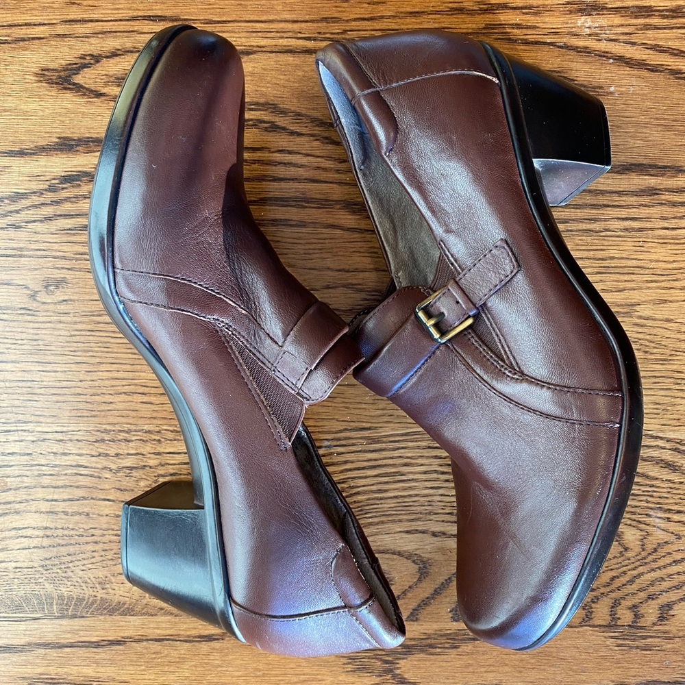 Like new brown leather Naturalizer booties